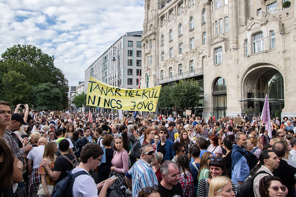 HUNGRÌA Movilización histórica de profesores, jóvenes y padres/madres de alumnos