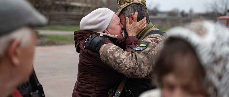 ukrainian couple tearfully reuniting during war