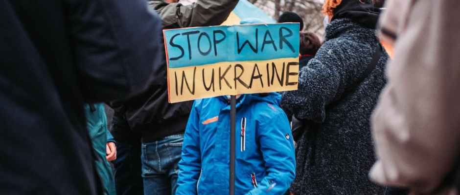 a kid protesting against the war in ukraine